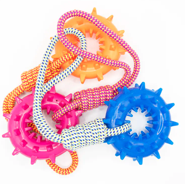 Apakah kelebihan reka bentuk gear Cotton Rope With Plastic Gear Dog Toy?